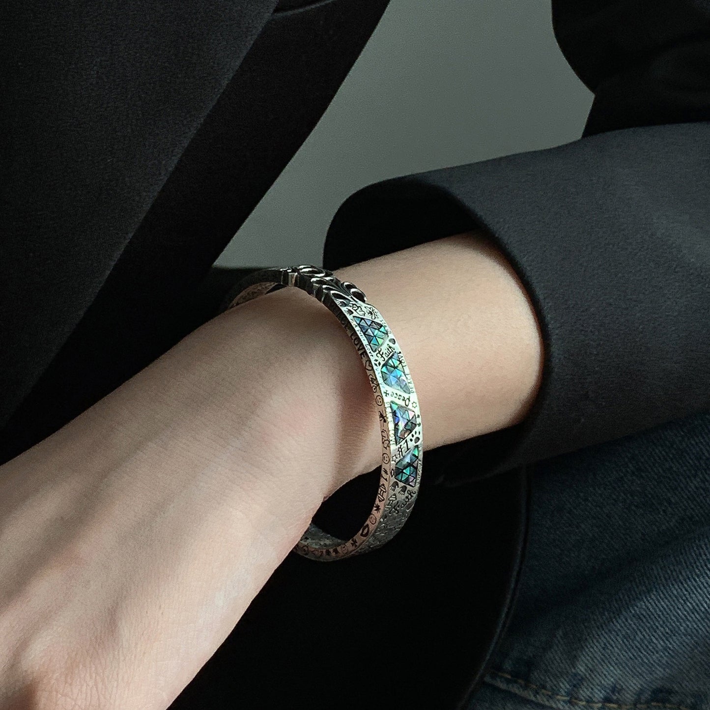 Pulsera “Faith, Peace & Love” + Anillo de regalo